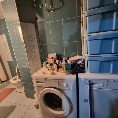 Spavaca Soba S Zajednickim Kupatilom Ja Spavam U Prolaznoj Dnevnoj Sobi